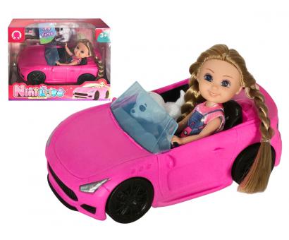 Športové auto s bábikou a psíkom